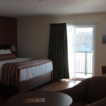 Lanes Riverhouse Inn & Cottages Montague Bilik gambar