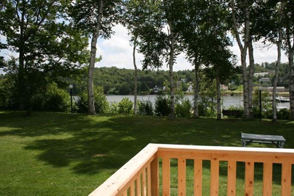 Lanes Riverhouse Inn & Cottages Montague Bilik gambar