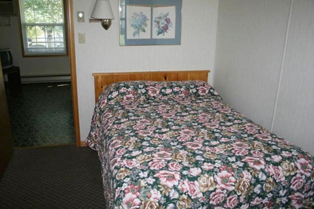 Lanes Riverhouse Inn & Cottages Montague Bilik gambar